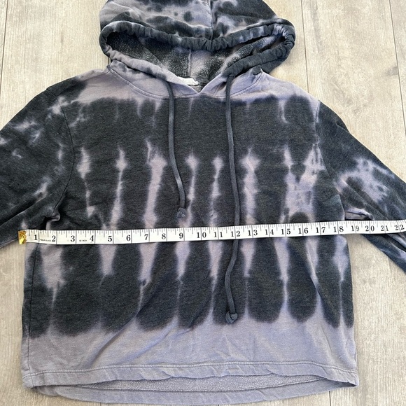 Crop tie dye hoodie 
Size small 
Included in mix and Match 5 listings for $30 - Picture 5 of 7
